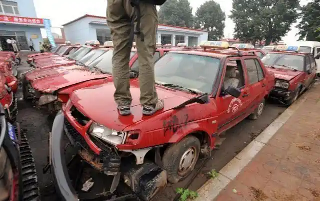 车子报废之后卖废铁能赚多少钱?这合法吗?会有什么后果?